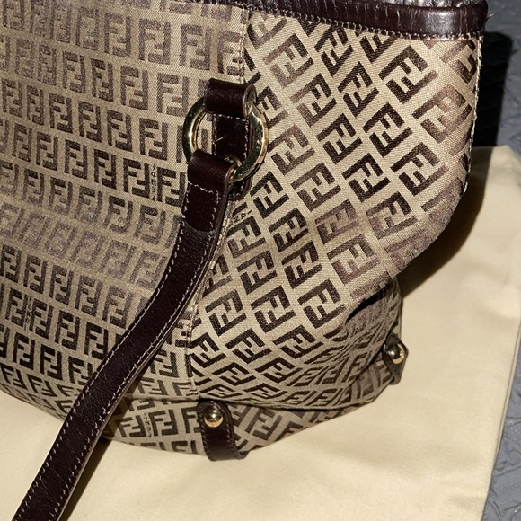 Preloved Fendi should bag great condition has some light scuffs on one corner.. - Picture 4 of 17